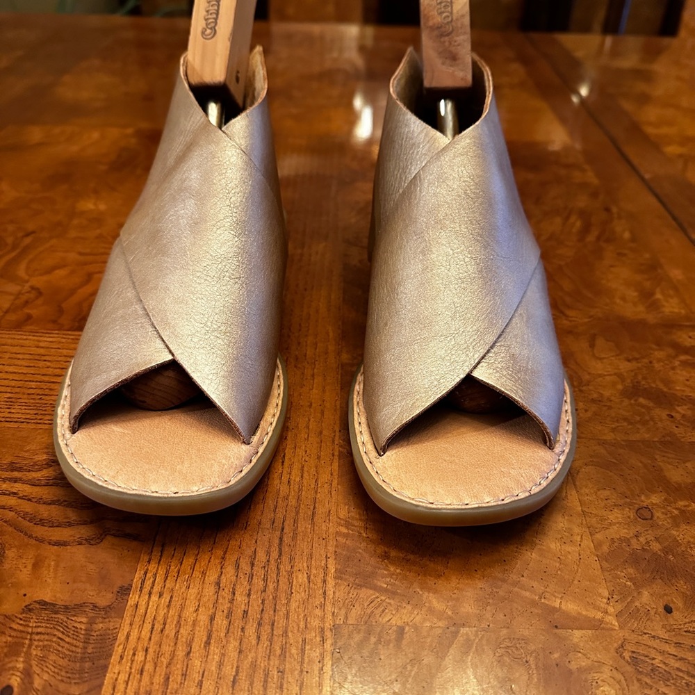 Born IWA Sandal-8M gold (neutral)NWOT/Never worn